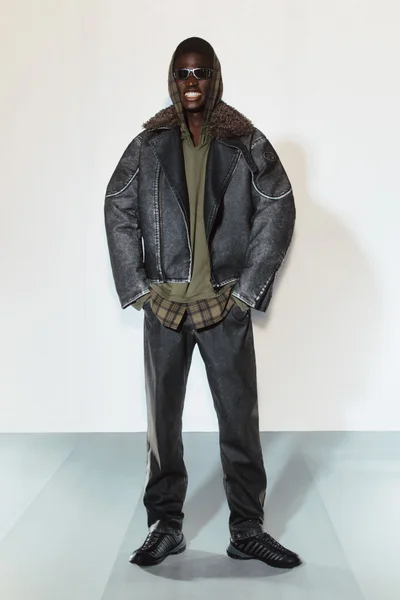 Look 16